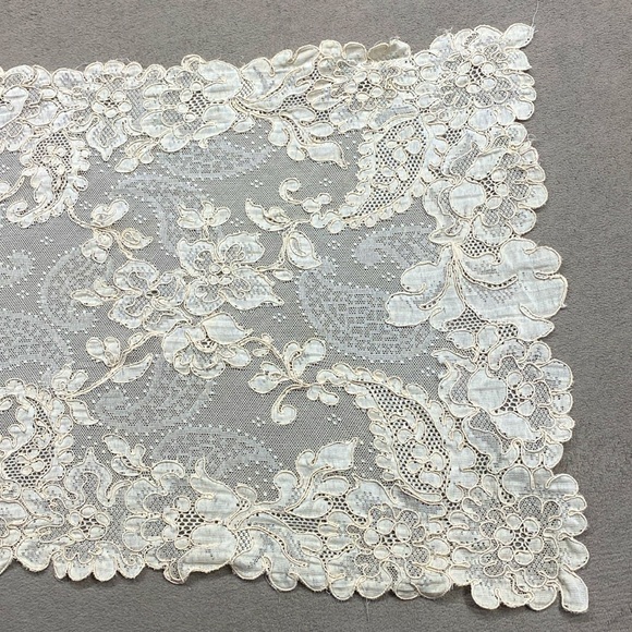 Vintage Crocheted Lace Dresser Table Cream Paisley Floral Runner Home Decor !! - Picture 2 of 8